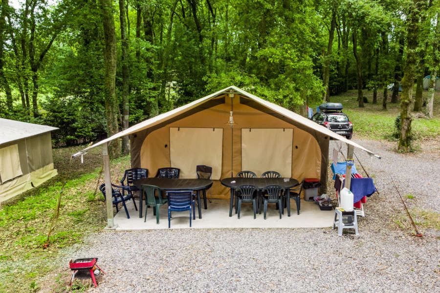 Vue extérieure d’une toile de tente installée à Hendaye