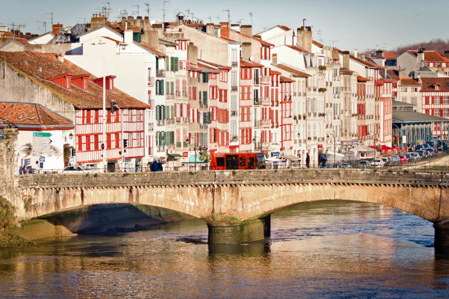 Vue panoramique de Bayonne avec la rivière Nive