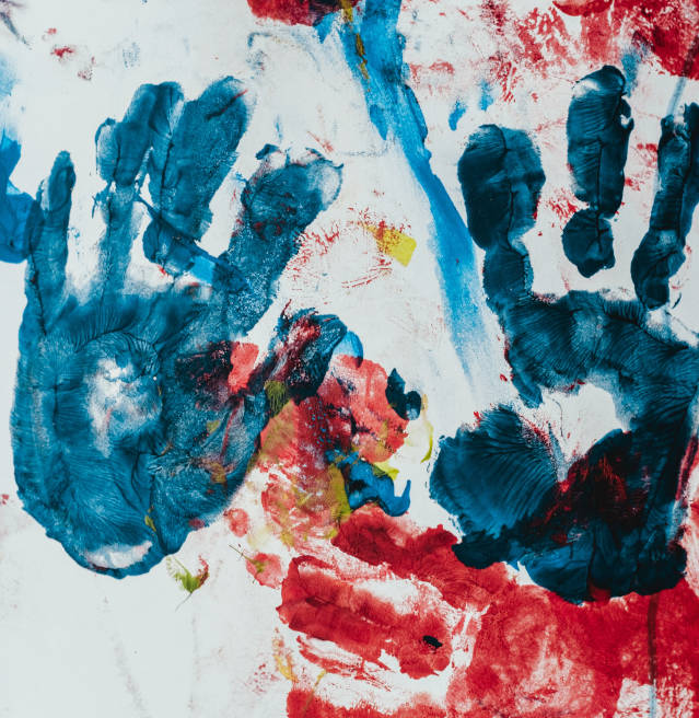 Empreintes de mains colorées