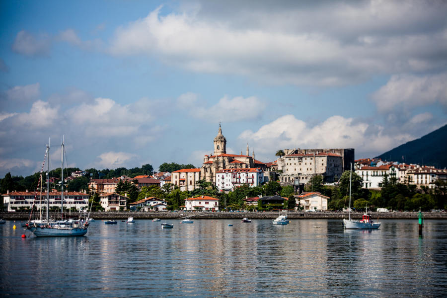 Vue du port de Fontarrabie avec bateaux et maisons colorées