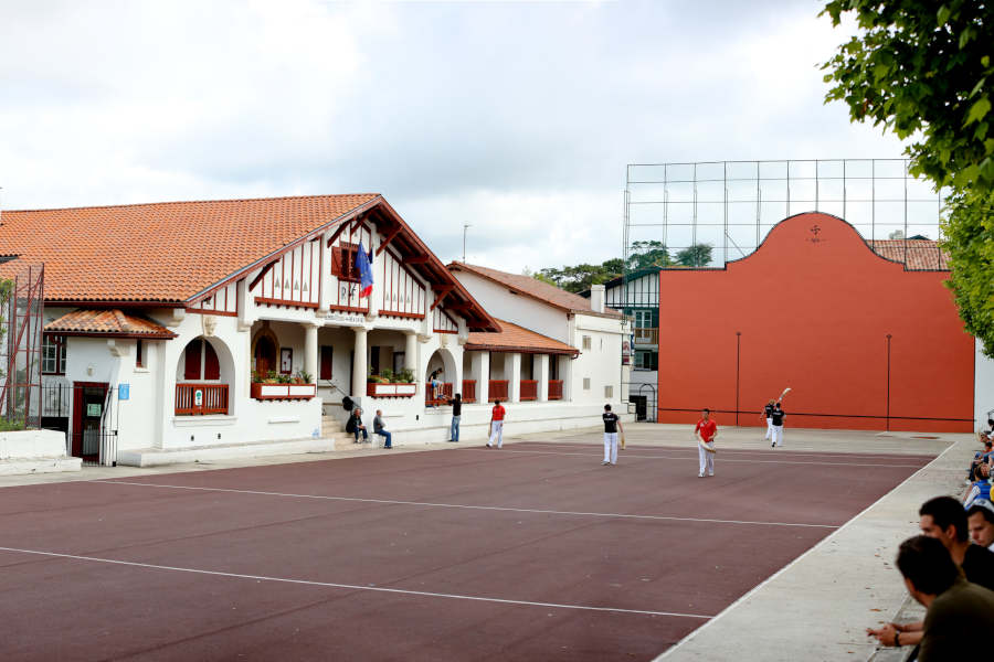 Place centrale de Bidart avec sa mairie