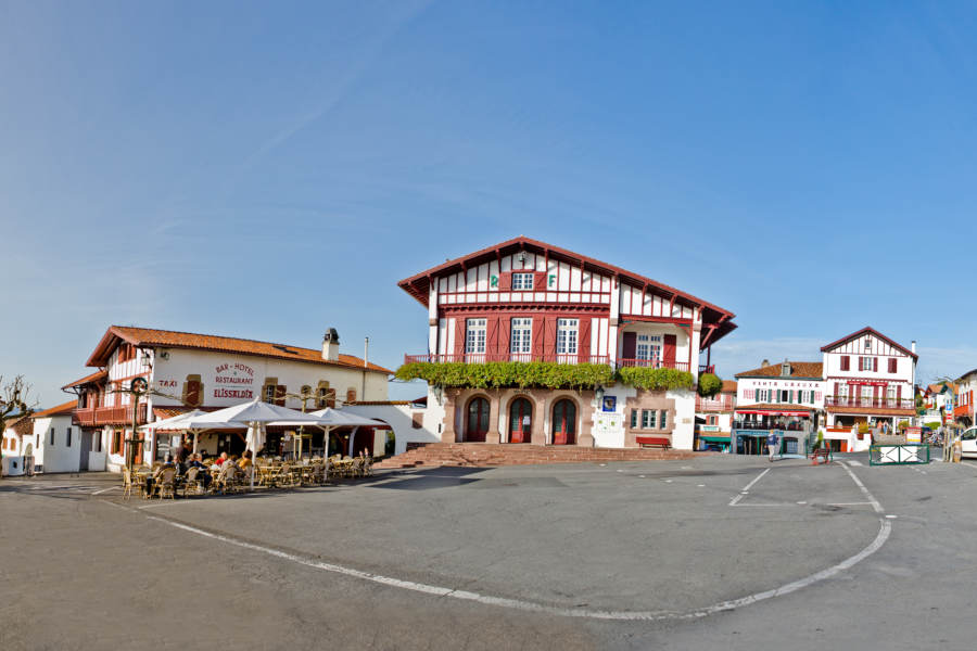 Place centrale de Bidart avec sa mairie