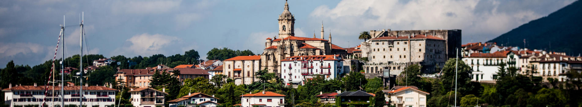 Vue du port de Fontarrabie avec bateaux et maisons colorées