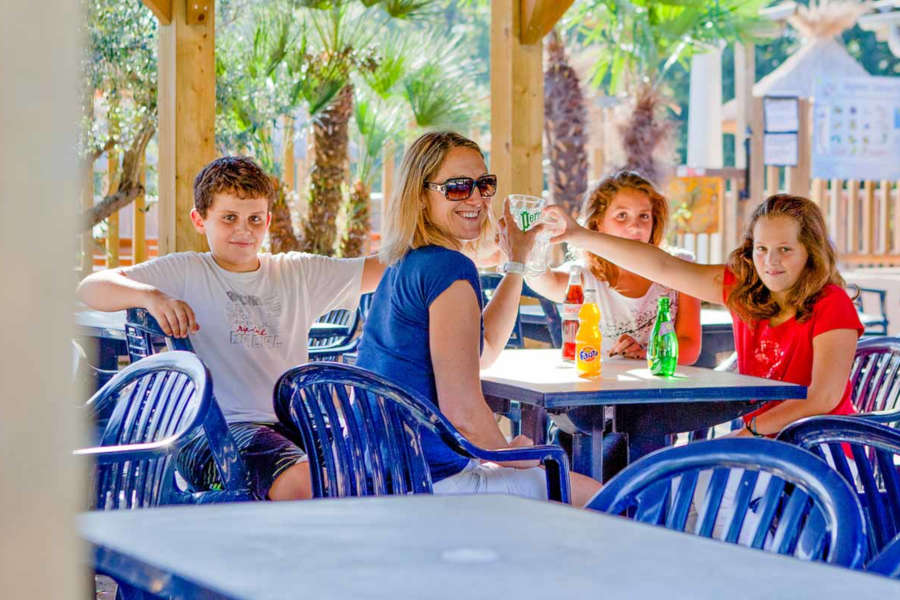 Famille souriante en train de trinquer