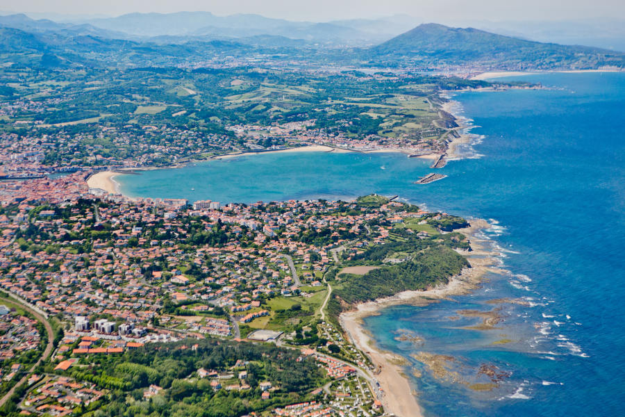Vue aérienne de côte basque à Saint-Jean-de-Luz