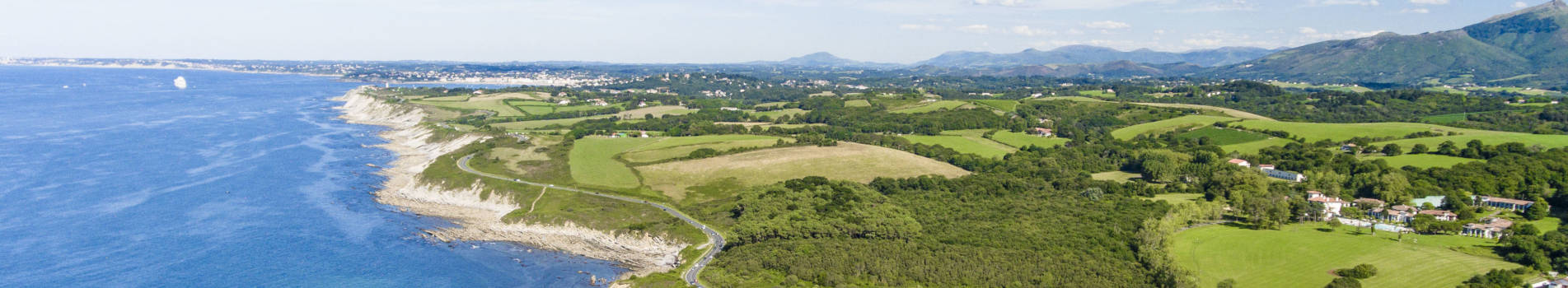 Vue du village basque d’Urrugne entouré de collines verdoyantes