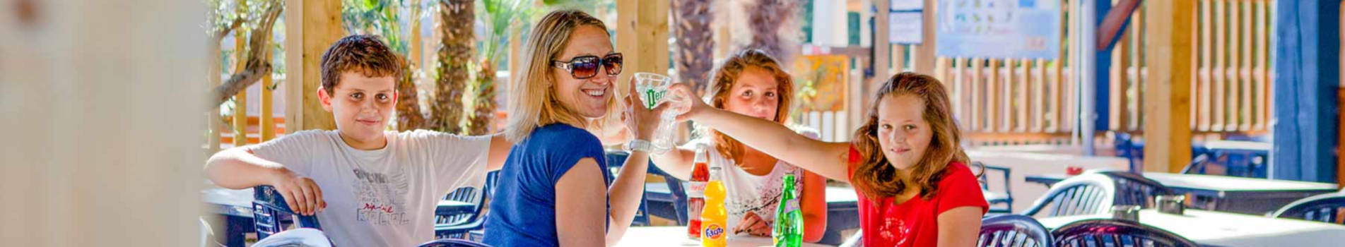 Famille souriante en train de trinquer