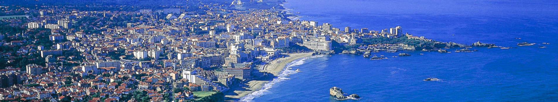 Plage de la Côte des Basques à Biarritz avec vagues