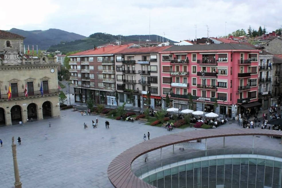 Vue de l’hôtel de ville d’Irun avec ses arcades
