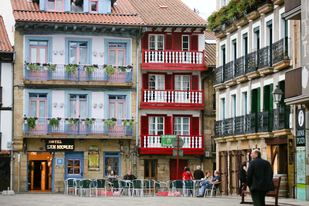 Vue sur les maisons colorées de Fontarrabie